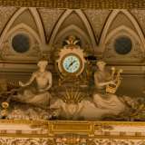 L'orologio che adorna la parte superiore del palcoscenico